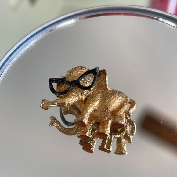 Vintage gold tone elephant brooch lapel pin with black eyeglasses - Picture 2 of 5